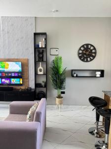 Modern Private En-Suite Room with Pool & In-Room TV