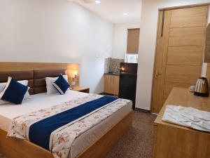 Hotel DR Bhawan Near Banke Bihari Temple Vrindavan By HRG