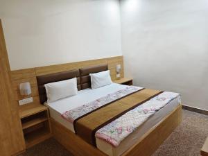 Hotel DR Bhawan Near Banke Bihari Temple Vrindavan By HRG