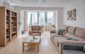 Gorgeous Apartment In Alicante With Swimming Pool