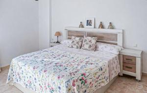 Gorgeous Apartment In Alicante With Swimming Pool