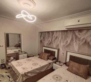 شقه مفروشه فرش فندقي مكيفه بالكامل غرفتين و حمام بمدينة نصر