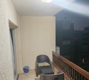 شقه مفروشه فرش فندقي مكيفه بالكامل غرفتين و حمام بمدينة نصر