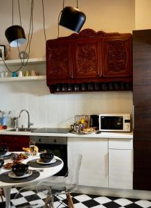 King Street Design Apartment for 12