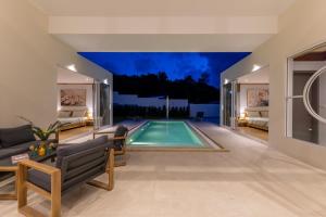 4x Luxury BRAND NEW VILLA and Near Beach