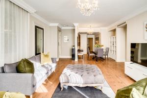 Deluxe 2 bedroom apartment close to the Waterfront