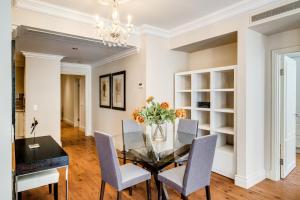 Deluxe 2 bedroom apartment close to the Waterfront