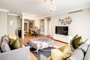 Deluxe 2 bedroom apartment close to the Waterfront