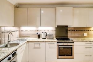 Deluxe 2 bedroom apartment close to the Waterfront