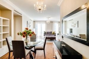 Deluxe 2 bedroom apartment close to the Waterfront