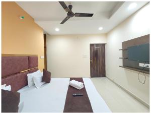 Ramdhan Hotel A Kashi-ka # Residency Near Varanasi Junction railway station and Kashi Vishwanath Temple - Free Wifi and Parking Facilities # Fully Air conditioning Luxuary Room - Top Rated Hotel