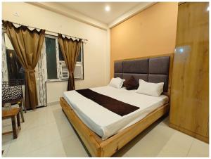 Ramdhan Hotel A Kashi-ka # Residency Near Varanasi Junction railway station and Kashi Vishwanath Temple - Free Wifi and Parking Facilities # Fully Air conditioning Luxuary Room - Top Rated Hotel