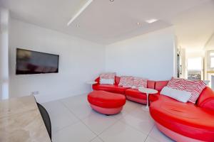 Luxury Beachfront Bliss - Ocean & Mountain Views