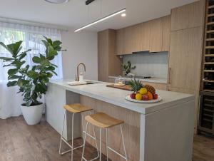 Peaceful House and Private Studio, Walk to Beach