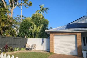 Peaceful Byron House, Walk to Beach, Starlink, Flexible Sleeping Arrangements