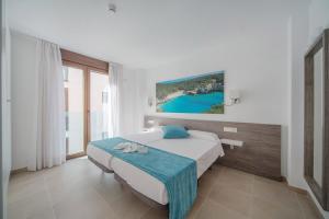 Three-Bedroom Apartment - Penthouse room in Aparthotel Ferrer Skyline