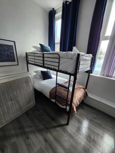 Latimer Flat 2 - Spacious 2-Bed Apt - Sleeps 7