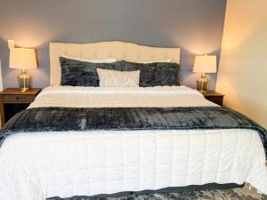 Lakefront 4BDBunkRm-25BA-DockFirepitSlide-14