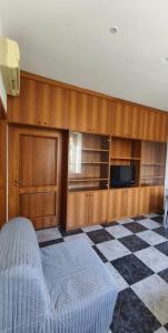 Silvia Butterfly Flat