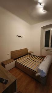 Silvia Butterfly Flat