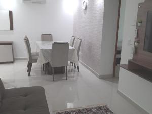 Apto impecável pé na areia para até 6 pessoas