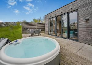 Swanborough Lakes Luxury Lodges