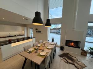 River Lodge with hot tub and services