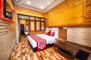 Hotel Naini -Lake -View Near The Mall Road - Restaurant And Free WifiRooms - Prime Location - Best Hotel