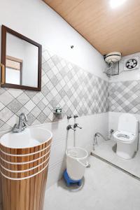 Hotel Naini -Lake -View Near The Mall Road - Restaurant And Free WifiRooms - Prime Location - Best Hotel