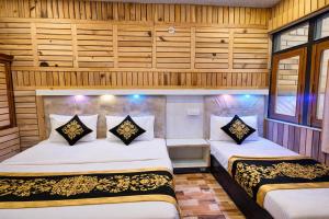 Hotel Naini -Lake -View Near The Mall Road - Restaurant And Free WifiRooms - Prime Location - Best Hotel