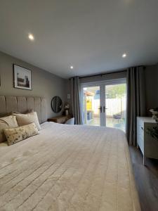 Peaceful Two Bedroom Modern Bungalow In West Moors - Super King Bed - Sleeps 4