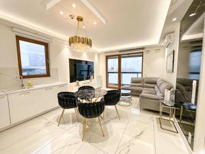 Karolkowa 28 - Prestigious Apartment with Balcony by Renters Prestige