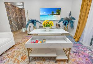 Bright and Stylish Downtown Condo 4 Beds, 2BR and 2BA