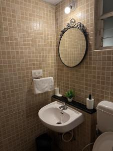 Wolfies Den 2BHK near BIEC, IKEA, KCSA Stadium