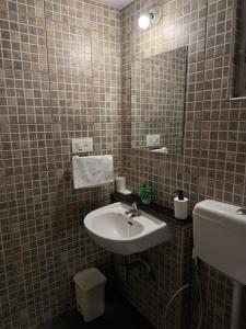 Wolfies Den 2BHK near BIEC, IKEA, KCSA Stadium