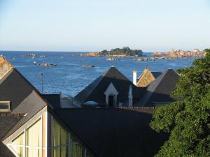 Superbe appartement duplex au centre de TREGASTEL vue sur mer - Réf 745