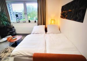 Getaway Apartment mit Balkon - großem Doppelbett & Schlafsofa für insg 4 Pers - ruhig gelegen, ideal zum Wohlfühlen&Ankommen - Kinderbett&Hochstuhl - Messe Düsseldorf&Essen - S-Bahn