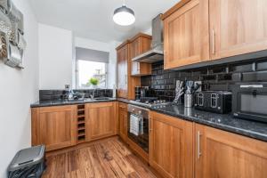 Hardgate Getaway - 3-Beds Home with Free Parking & Fast Wi-Fi