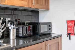 Hardgate Getaway - 3-Beds Home with Free Parking & Fast Wi-Fi