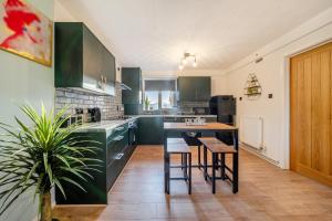 Stylish urban escape with free parking in Manchester