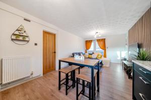 Stylish urban escape with free parking in Manchester