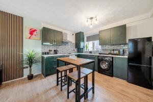 Stylish urban escape with free parking in Manchester