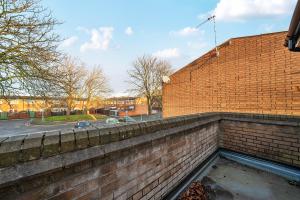 Stylish urban escape with free parking in Manchester