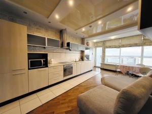 KING SIZE Семейные апартаменты в Мост Сити 106 м2 с двумя раздельными комнатами с видом на реку и с ванной