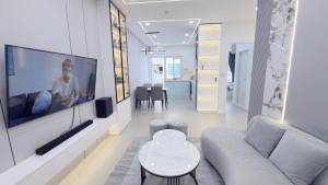 Modern Oceanus Apartment Beachfront Access