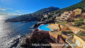 Jardin, piscine pieds dans leau : le paradis sur terre entre Cannes et Saint-Raphaël