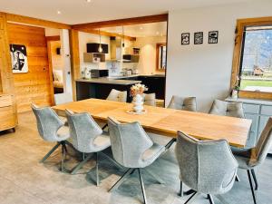 Beautiful chalet with swimming pool & great garden