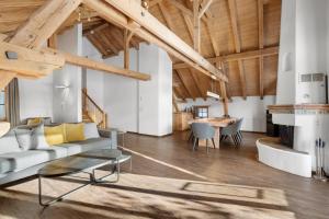 St Moritz Lakeside Penthouse 4-Bedroom Apartment