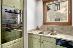 St Moritz Lakeside Penthouse 4-Bedroom Apartment