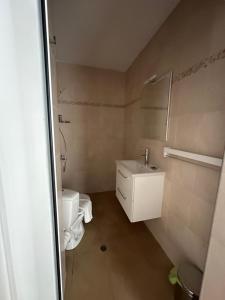 Roses studio - Bulgaria mall, Brand New, Ground floor, Self check-in, Free Public parking